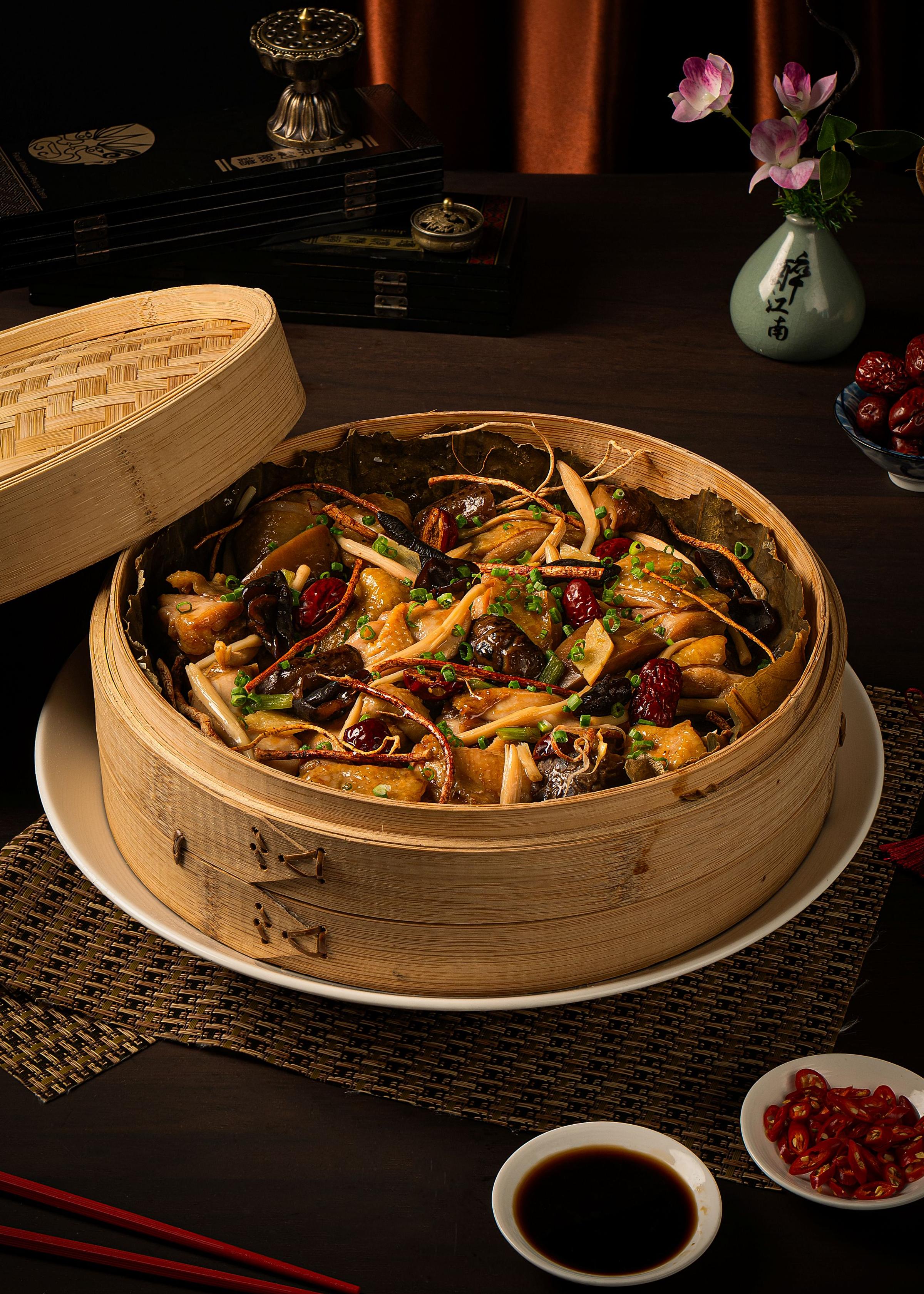 GÀ VÀNG HẤP NGŨ CHI MAO ĐÀO GÓI LÁ SEN